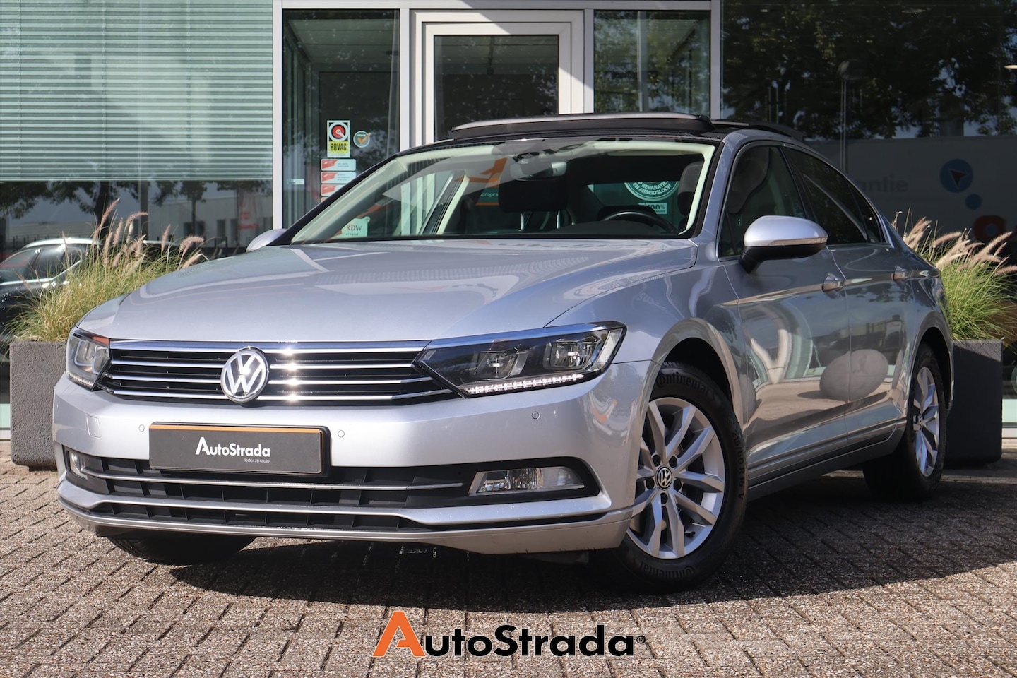 Volkswagen Passat - 1.4 TSI Comfortline 125PK I Pano I Trekhaak | Navi I LED I Climate I Cruise I DAB | - AutoWereld.nl