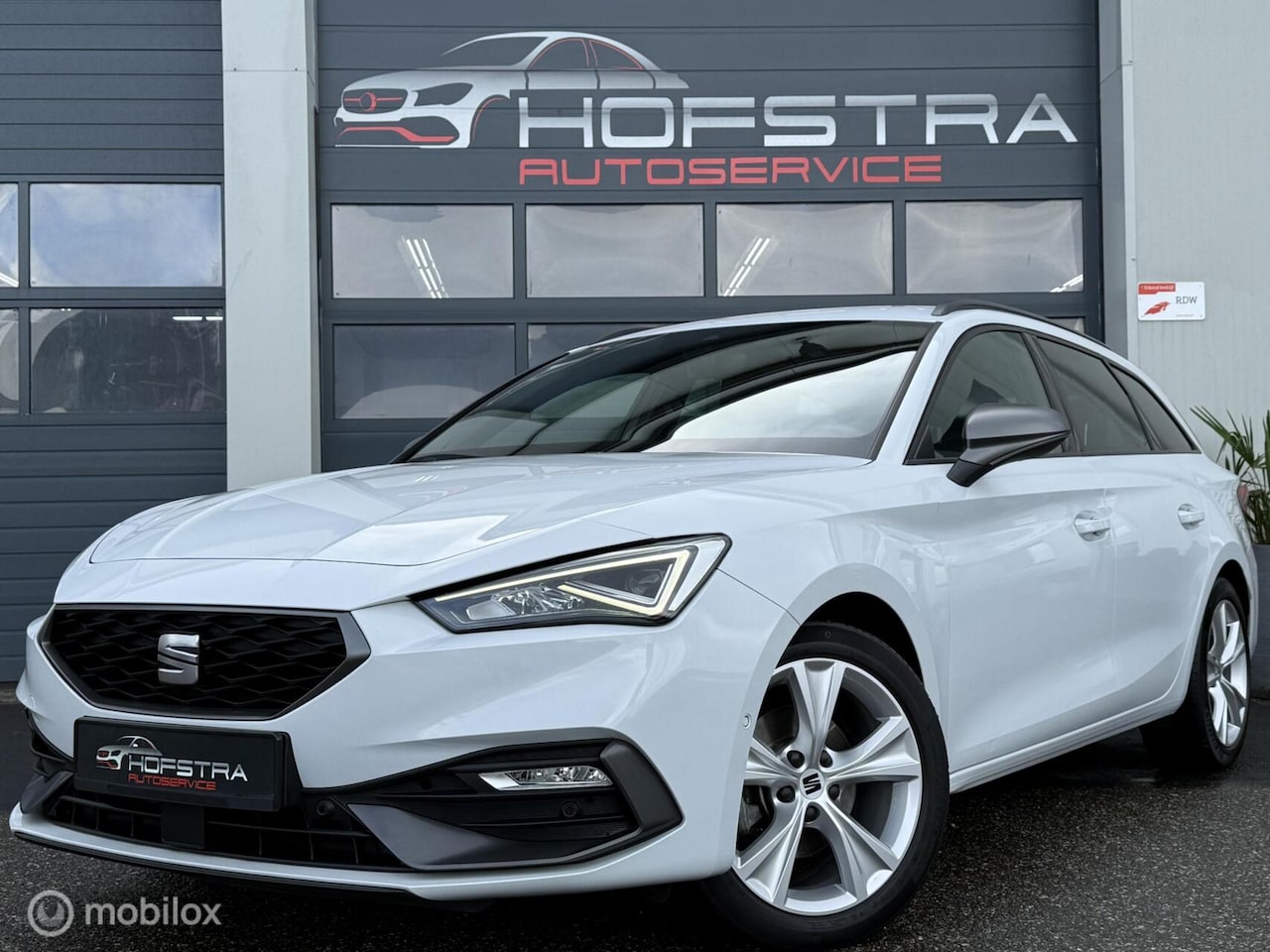 SEAT Leon Sportstourer - 1.5 eTSI FR Business Intense Trekhk - AutoWereld.nl