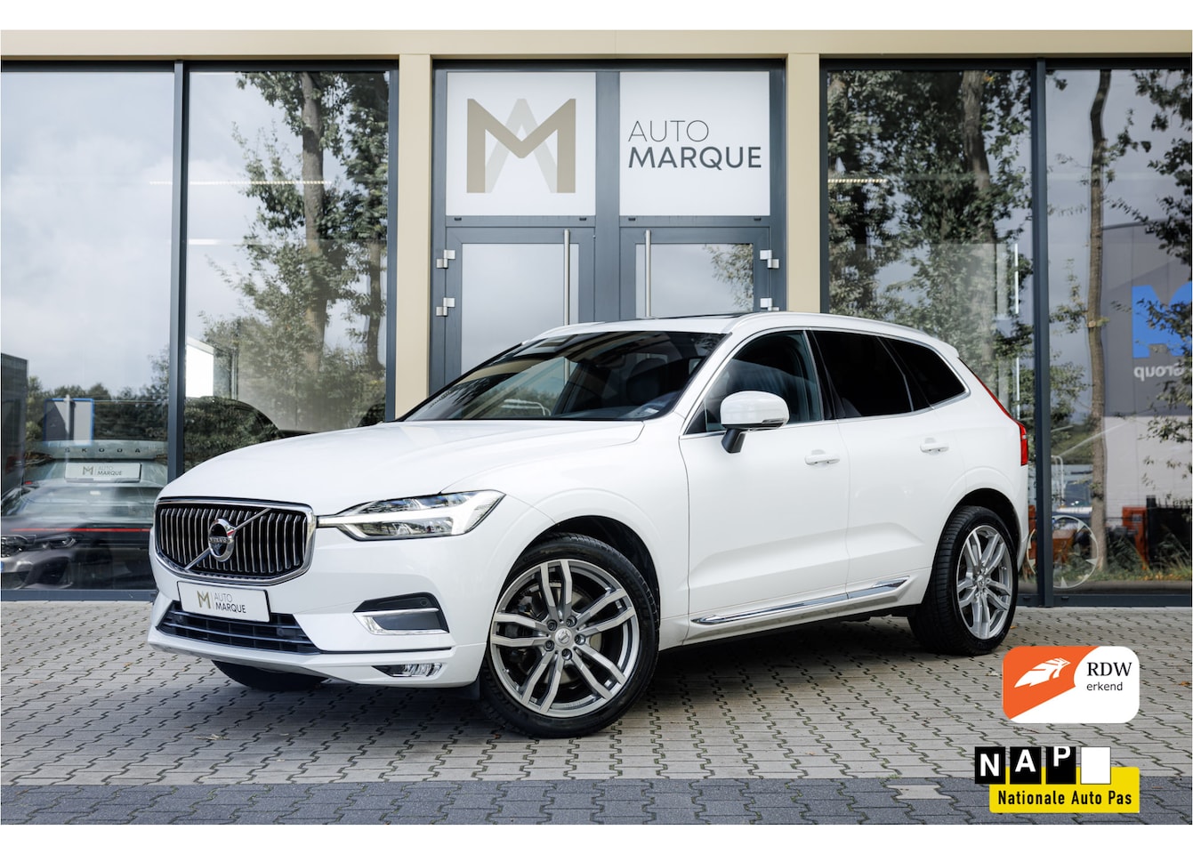 Volvo XC60 - 2.0 B5 AWD | Inscription PlusLine | Panoramadak | Wegklapbare Trekhaak | 20" LM Velgen | L - AutoWereld.nl
