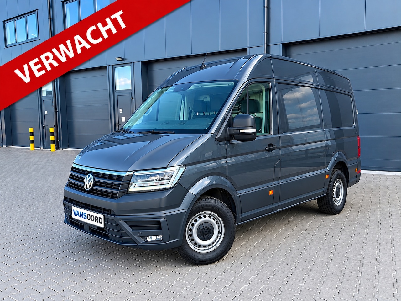 Volkswagen Crafter - 35 2.0 TDI L3H3 3500 kg trekhaak / RWD / LED / CAMERA / dealer onderhouden - AutoWereld.nl