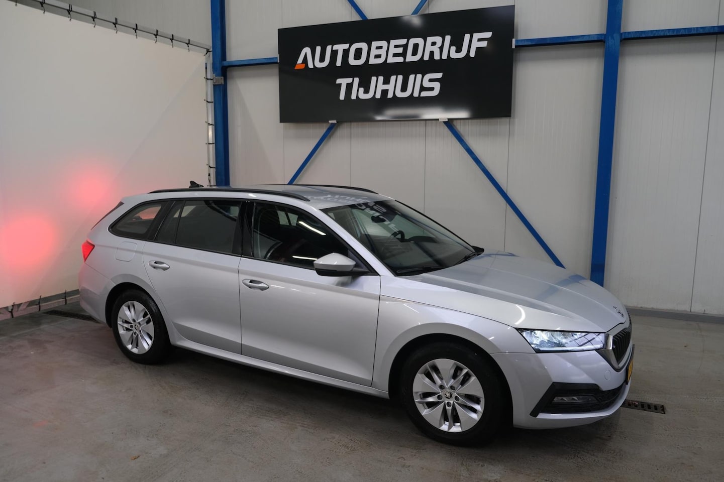 Skoda Octavia Combi - 1.0 e-TSI Ambition - N.A.P. Airco, Navi, Trekhaak, PDC - AutoWereld.nl