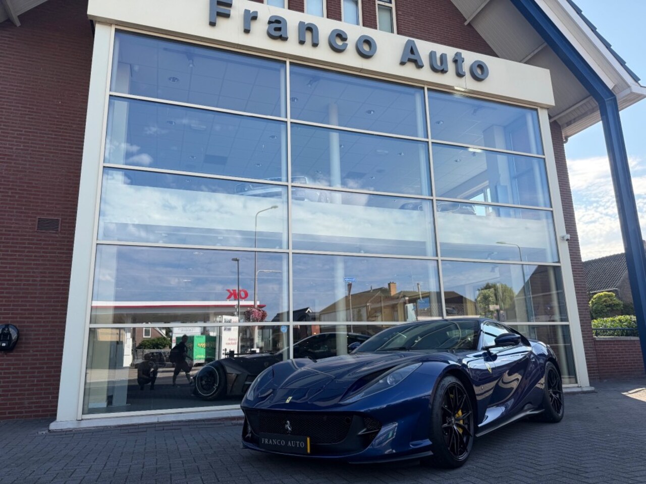 Ferrari 812 - Blu tour de France  BTW auto - AutoWereld.nl