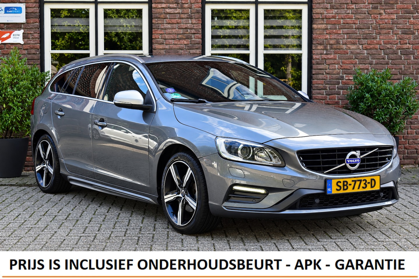 Volvo V60 - 2.0 T4 Aut. R Design Trekhaak | Camera | Schuifdak | Keyless - AutoWereld.nl