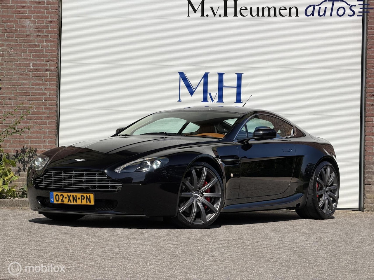 Aston Martin V8 Vantage - 4.3 V8 KAHN Kestrel Tan Handgeschakeld - AutoWereld.nl