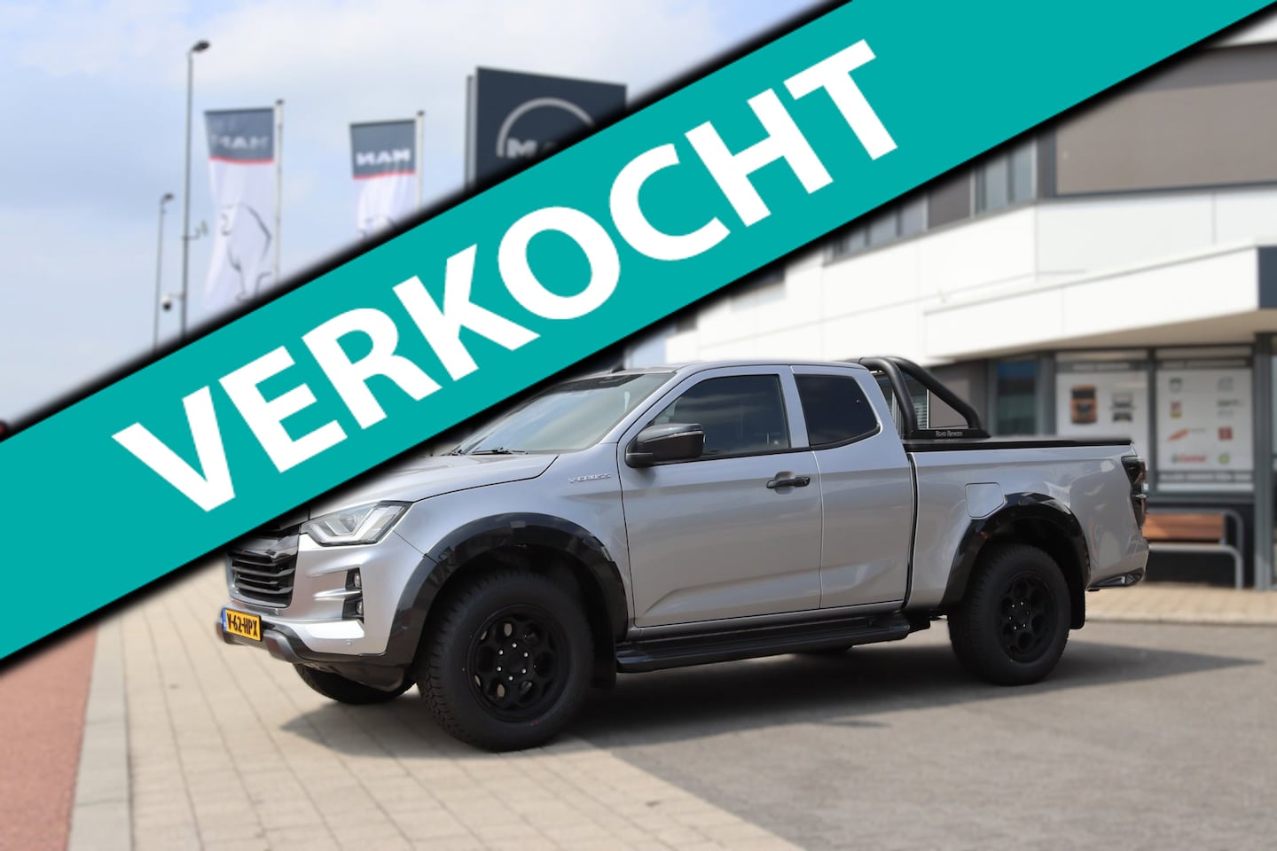 Isuzu D-Max - 1.9 Extended Cab V-Cross Zwart LM met Terrain band 3500 kg Trekhaak Rollbar - AutoWereld.nl