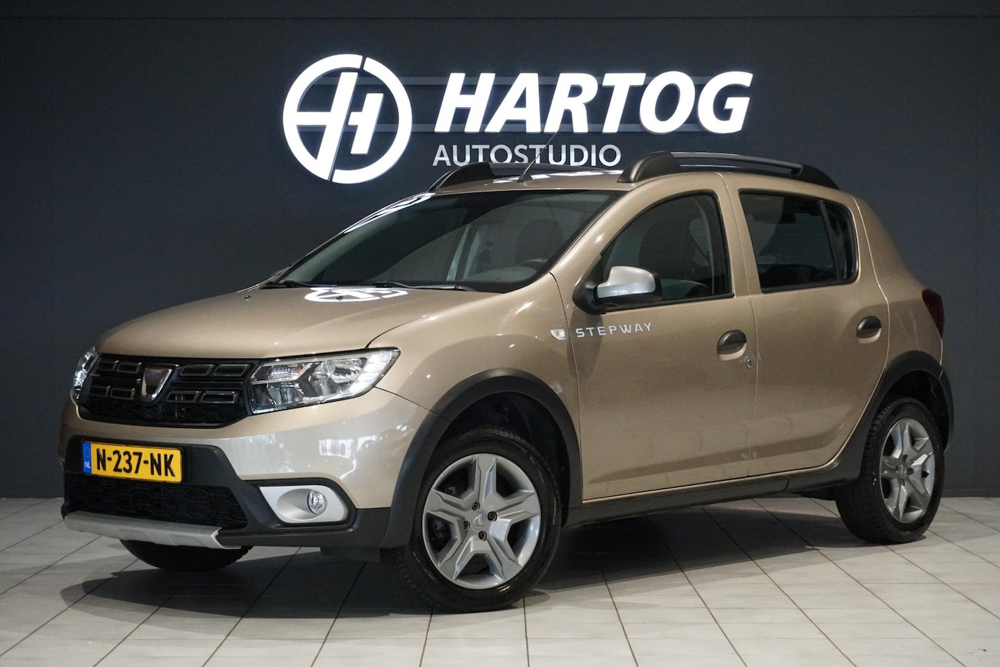 Dacia Sandero Stepway - 0.9 TCe SL + CAMERA / NAVI / DAB / SENSOREN / CRUISE CONTROL - AutoWereld.nl