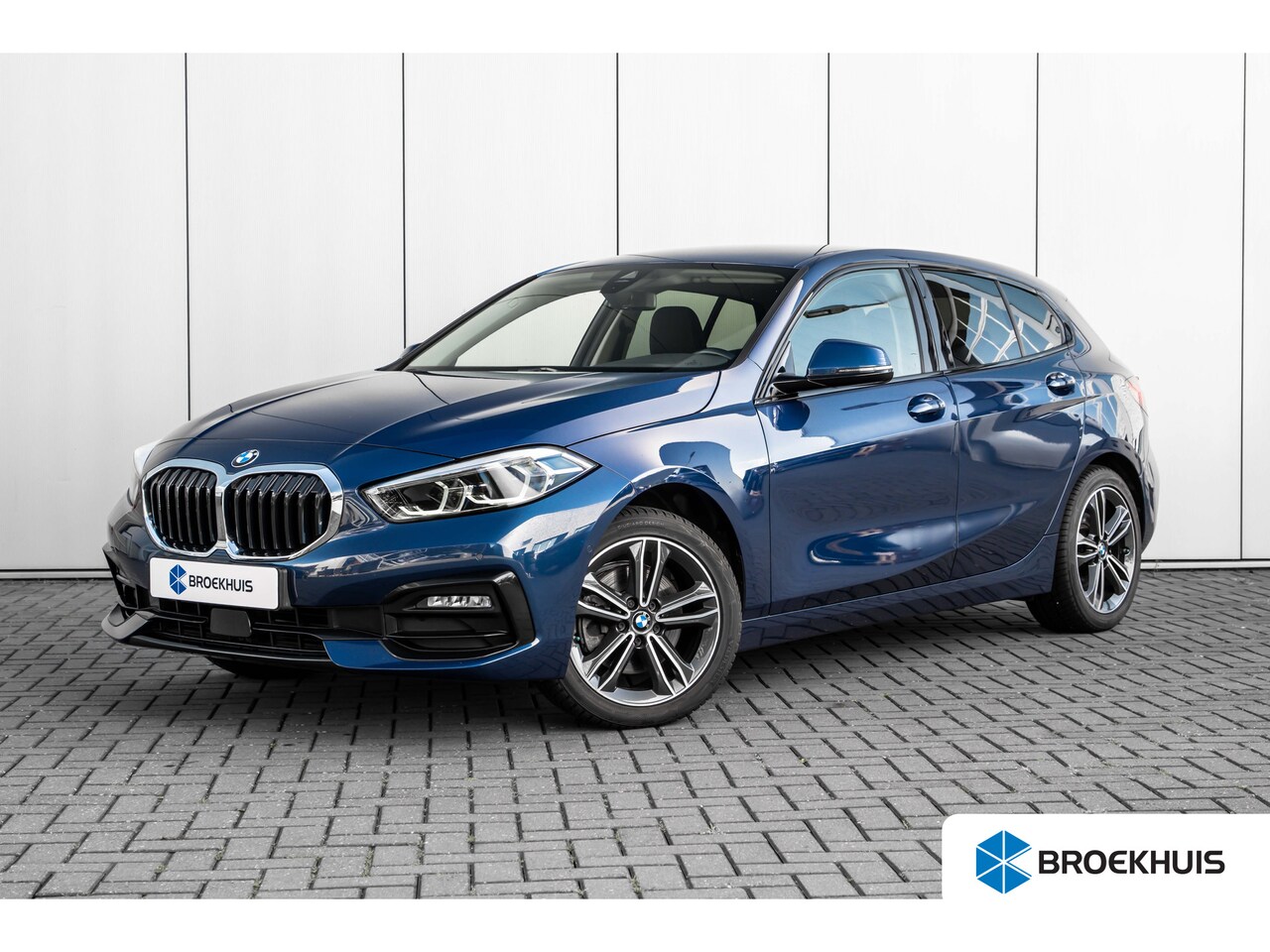 BMW 1-serie - 118i Automaat | Camera | Stoelverwarming l Cruise control | Navigatie | 17" LMV l Digital - AutoWereld.nl