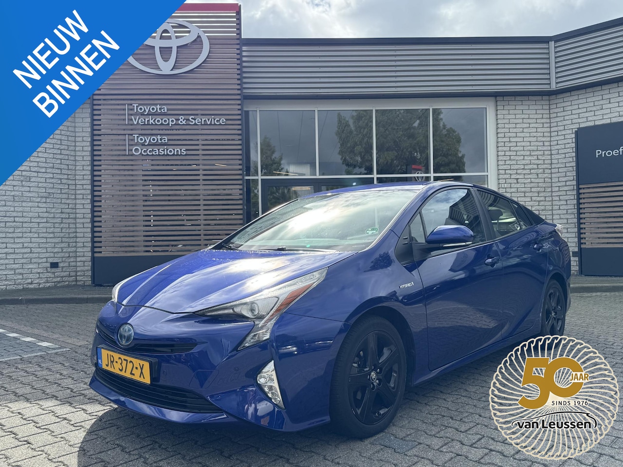 Toyota Prius - 1.8 HYBRID FIRST EDITION NAVI STOELVERW AFN-TREKHAAK PARK-SENSOREN BSM CAMERA HUD BLUETOOT - AutoWereld.nl