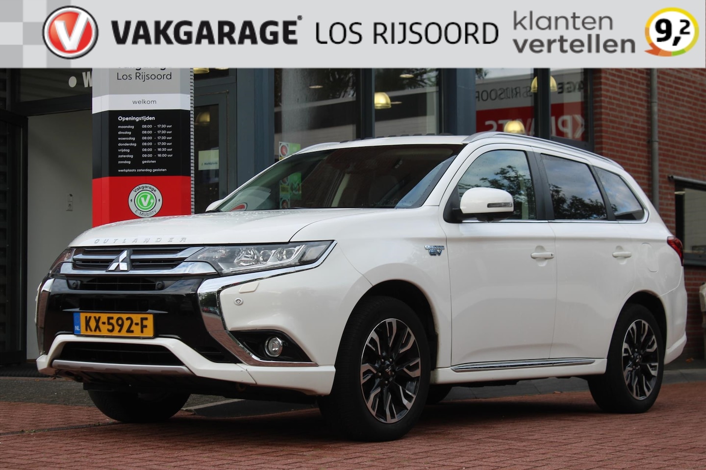 Mitsubishi Outlander - 2.0 PHEV Hybride *Instyle+* | Trekhaak | Camera | Schuifdak | Cruise & Climate Control | S - AutoWereld.nl