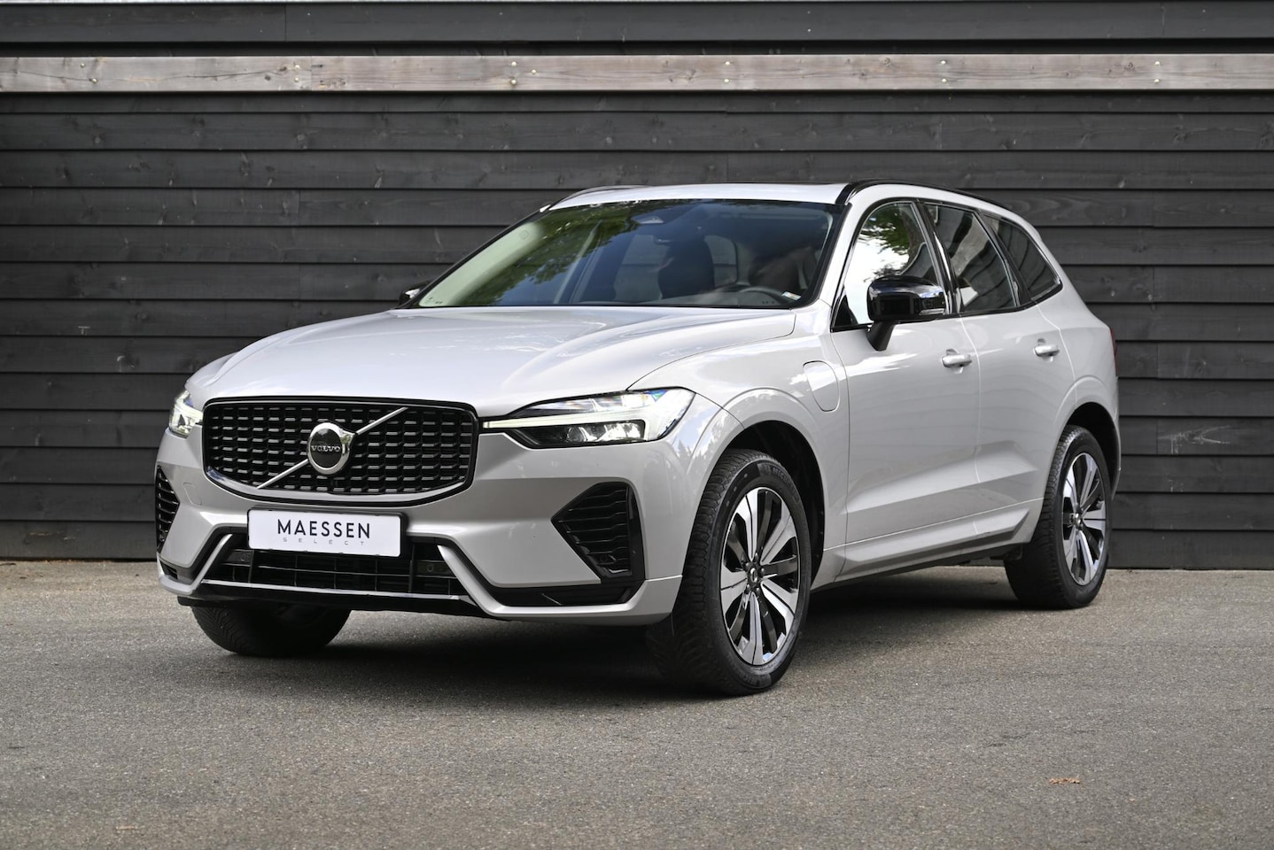 Volvo XC60 - 2.0 T6 Plug-in hybrid AWD Plus Dark Pano | 360° Camera | Leder | AWD | BTW - AutoWereld.nl