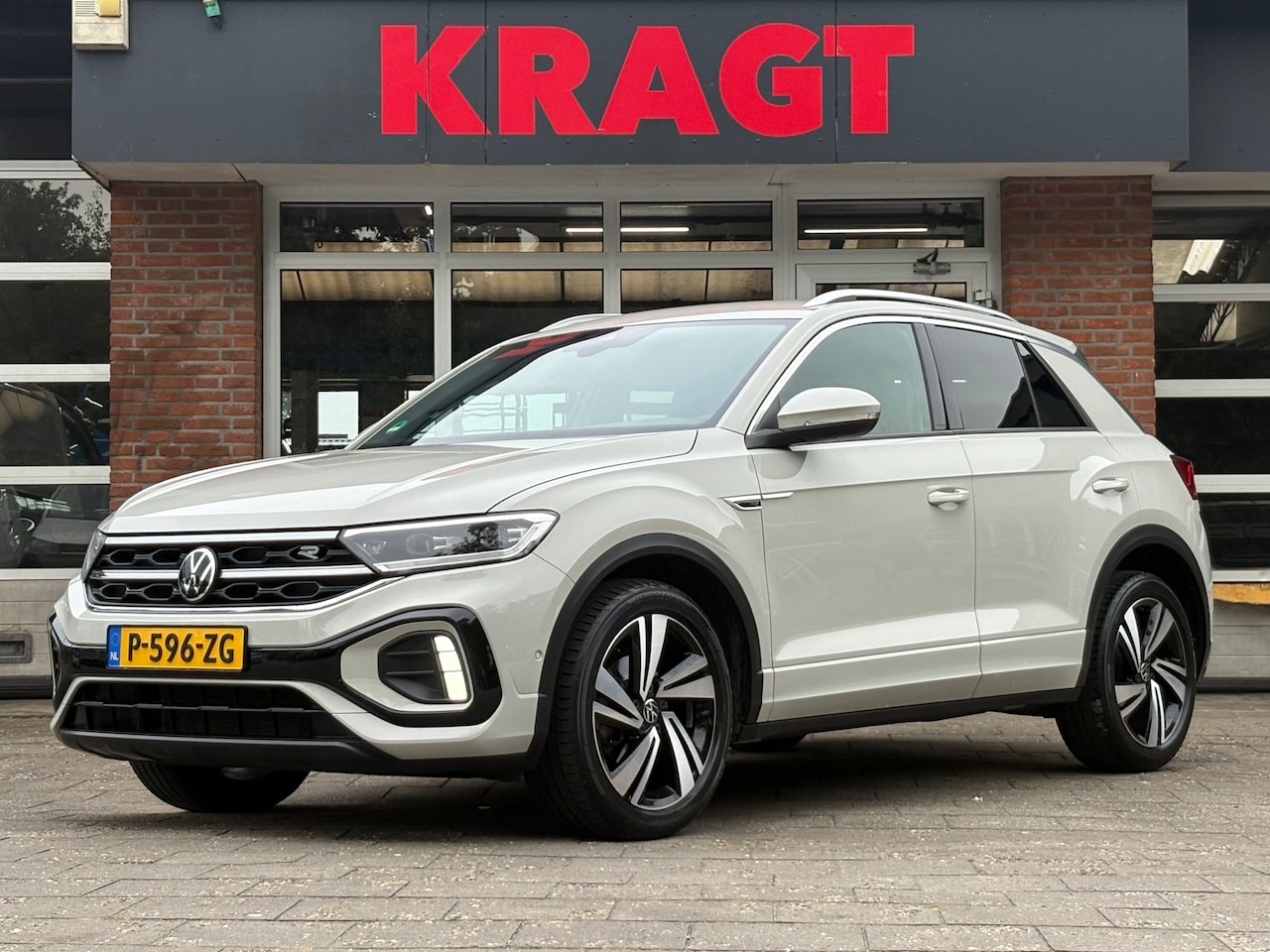 Volkswagen T-Roc - R-Line Business+ 1.5 TSI 150 pk - AUTOMAAT - LED - afn. trekhaak - zeer compleet! - AutoWereld.nl