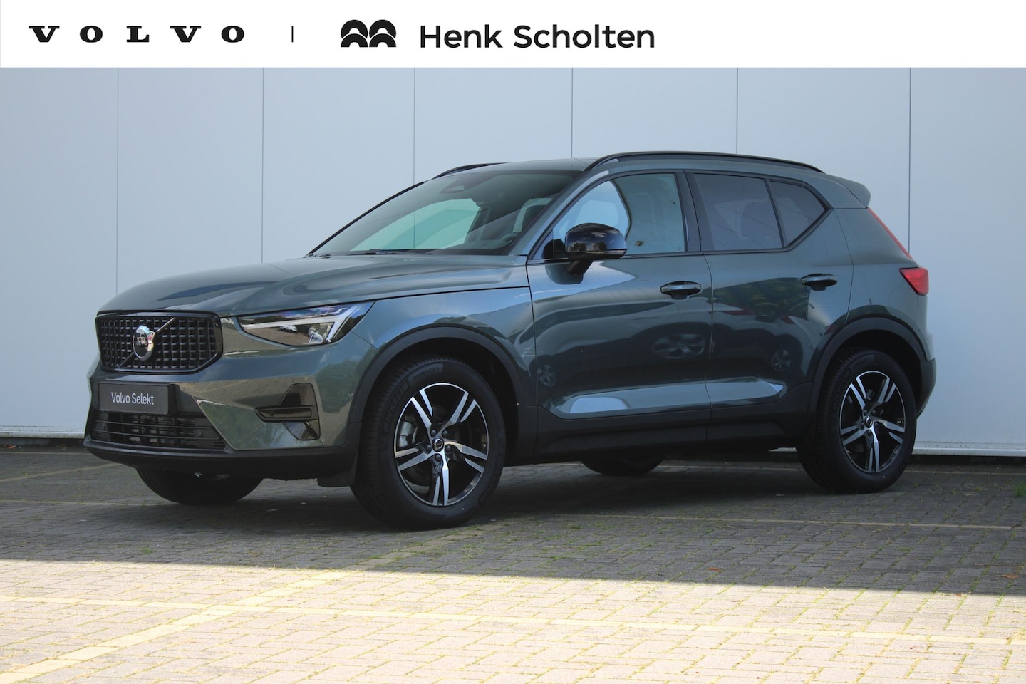 Volvo XC40 - B4 Plus Dark | Adaptive Cruise & Pilot Assist | Panoramadak | Trekhaak | Park Assist & Cam - AutoWereld.nl