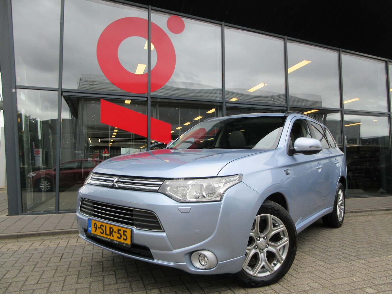 Mitsubishi Outlander - 2.0 PHEV Instyle | AUTOMAAT | 203 PK | 4WD | TREKHAAK | DEALER ONDERHOUDEN | 1.500 KG TREK - AutoWereld.nl