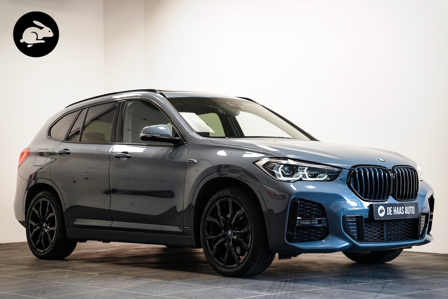 BMW X1 - xDrive25e M Sport|StormBay|Pano dak|Trekhaak|Led|19 inch|Leder - AutoWereld.nl