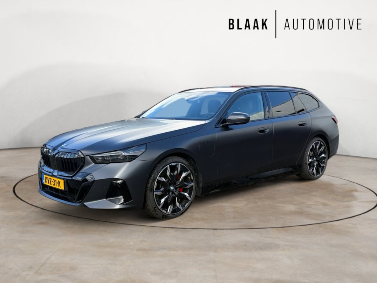 BMW 5-serie Touring - 530e M Sport-Pro Edition | matzwart | 21" individual | innovation | leer | head-up - AutoWereld.nl