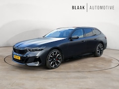BMW 5-serie Touring - 530e M Sport-Pro Edition | matzwart | 21" individual | innovation | leer | head-up