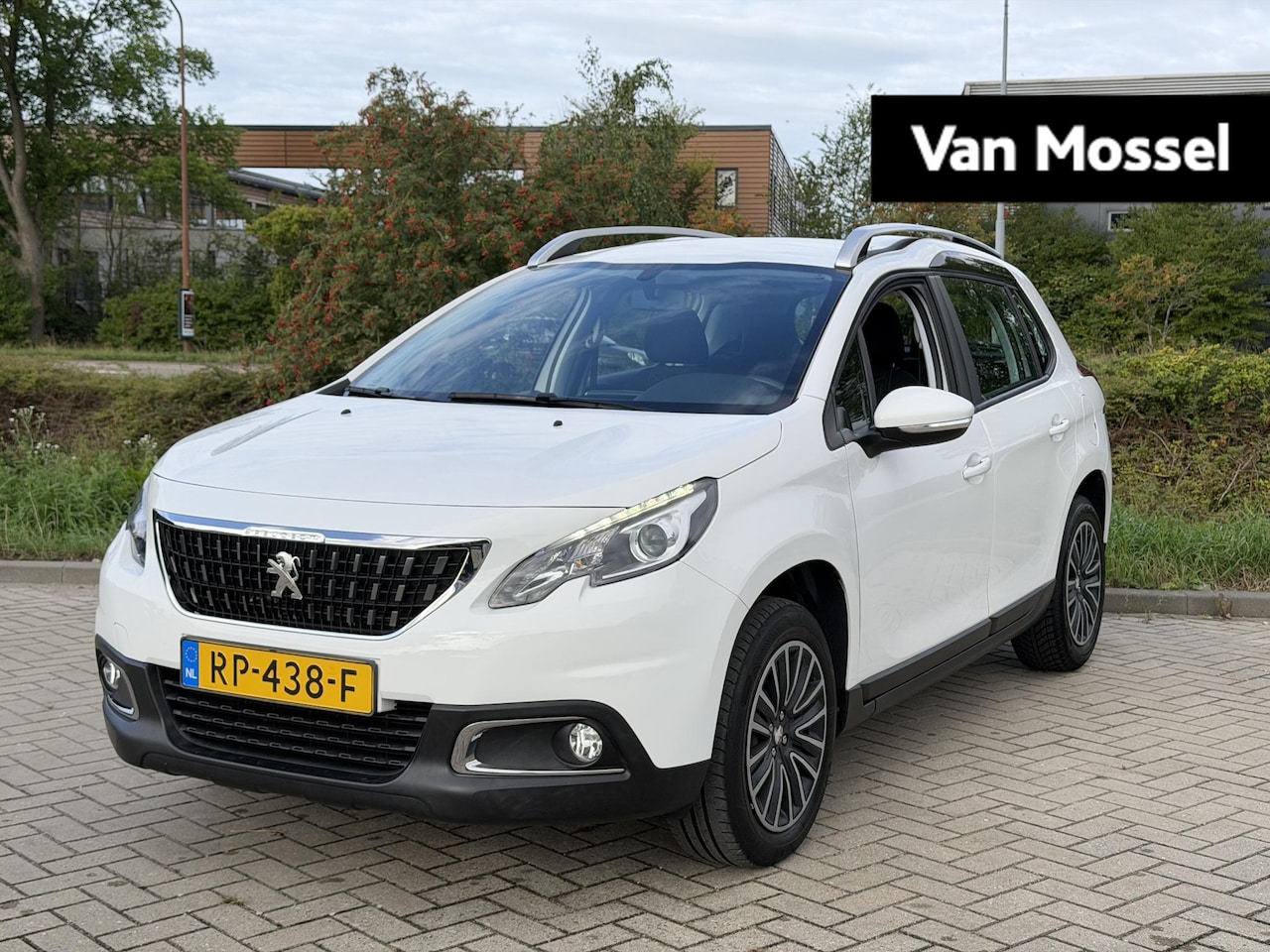 Peugeot 2008 - 1.2 PureTech Blue Lion | Airco | Apple Carplay/Android Auto | Parkeersensoren - AutoWereld.nl