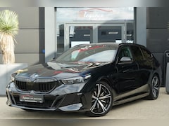 BMW 5-serie Touring - 530e M Sport | 300PK | Pano | HarmanKardon | 360° | HUD | 530e Touring M Sport 300 PK Plug