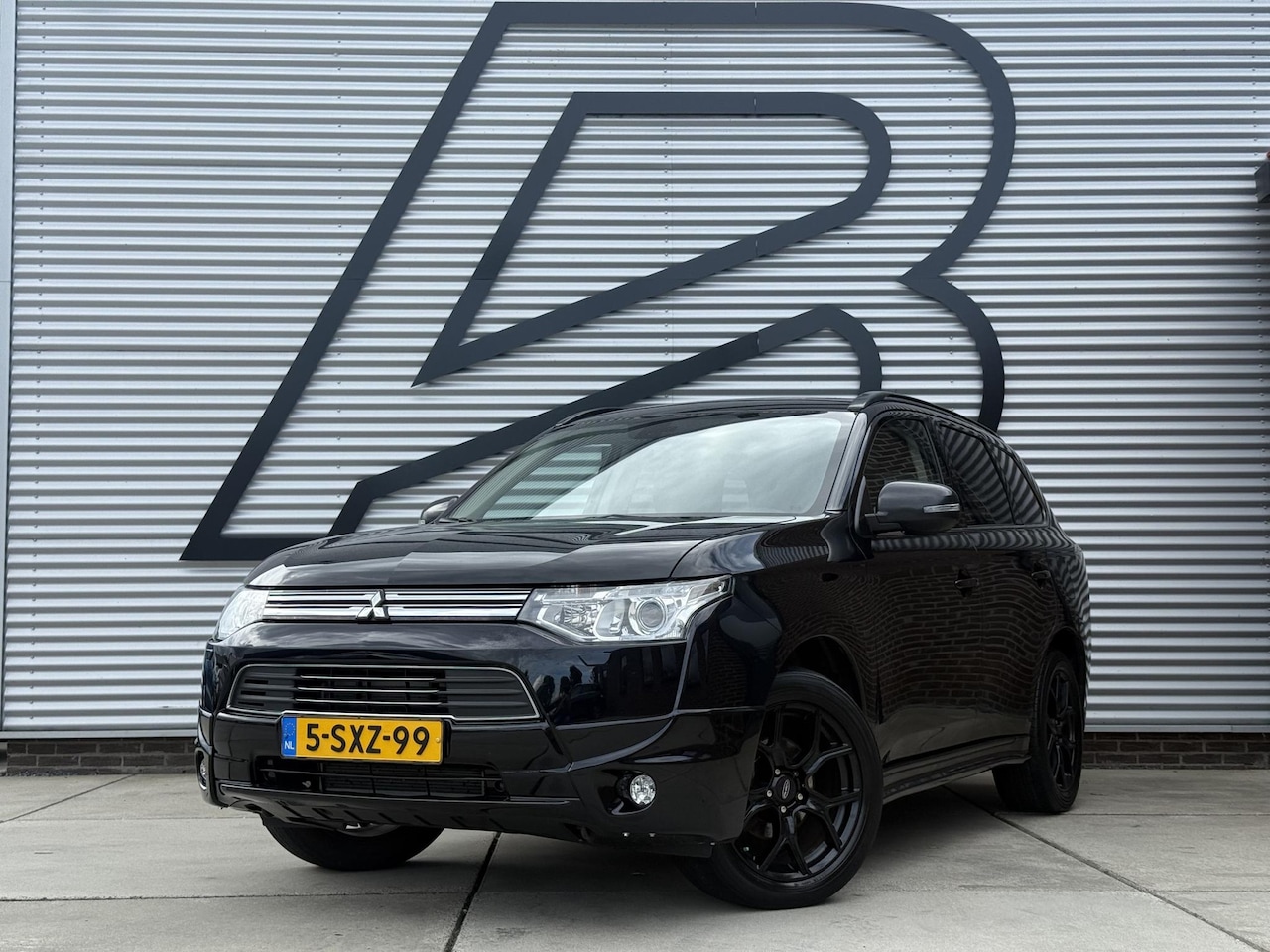 Mitsubishi Outlander - 2.0 PHEV instyle+ 2e Eigenaar|Navi|Schuifdak|Clima|Cruise|Trekhaak|Leder|N.A.P|APK tot 01- - AutoWereld.nl
