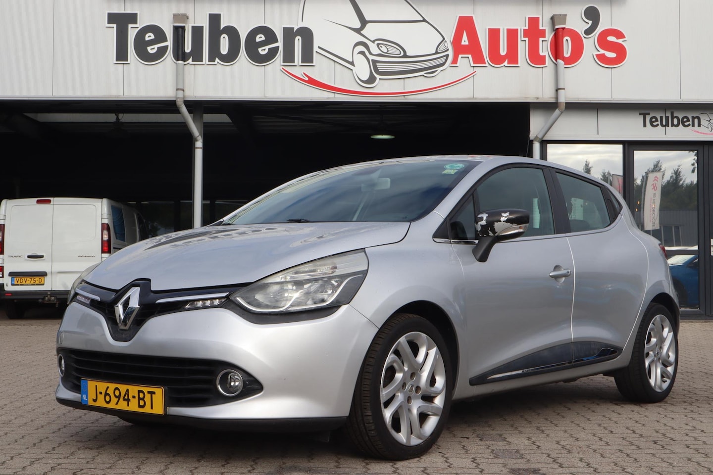 Renault Clio - 1.2 Collection | Navigatie | Cruise control | Climate control | PDC achter - AutoWereld.nl