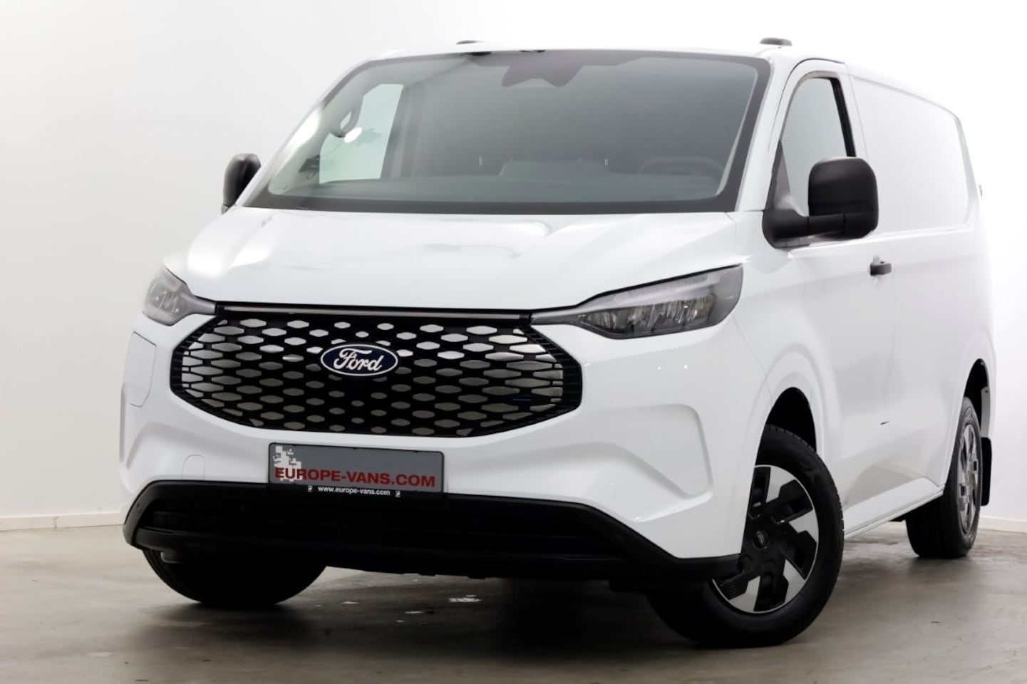 Ford Transit Custom - E-Transit L1H1 Trend 136pk 65 kWh Snellader Airco/Carplay/Camera 09-2025 - AutoWereld.nl