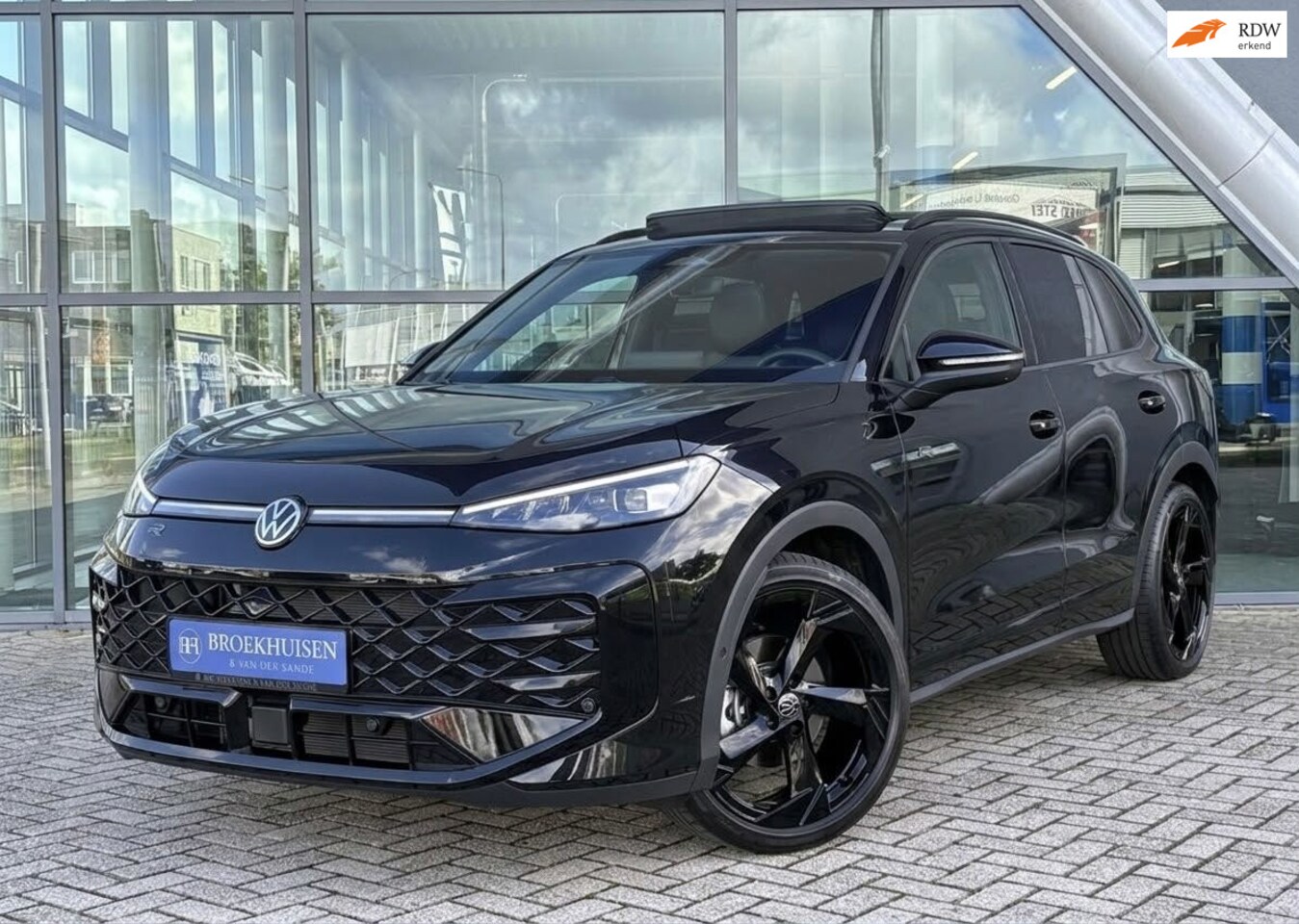 Volkswagen T-Roc - 1.5 eTsi 2x R-Line First Edition Black Style Head up Display / Trekhaak / Panoramadak - AutoWereld.nl