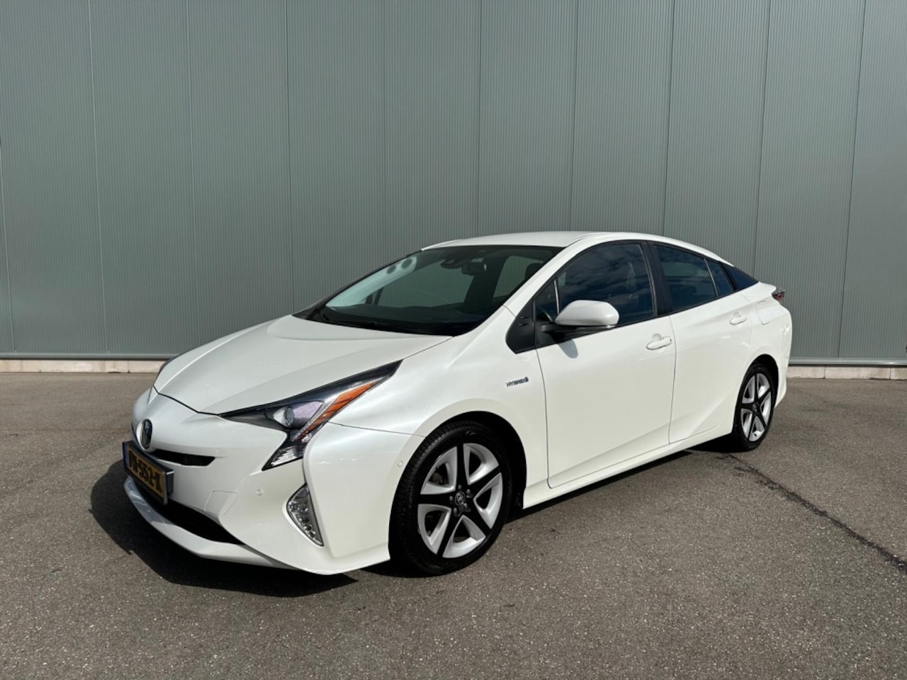 Toyota Prius - 1.8 Executive LEDER | HUD | TREKHAAK | CAMERA ! - AutoWereld.nl