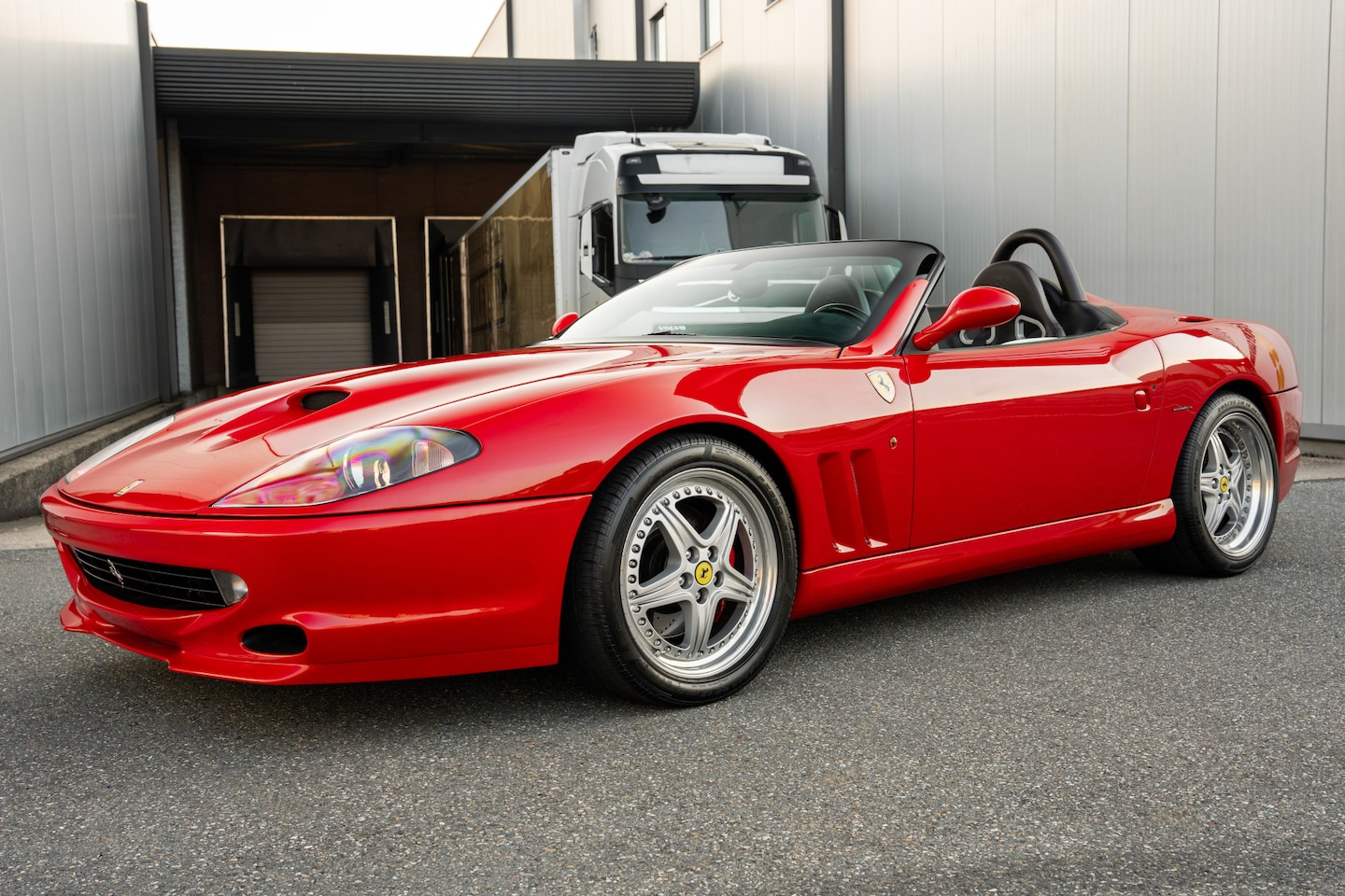Ferrari 550 - Barchetta Pininfarina - Rosso Corsa - Helmets - Racing Harness - 1 of 448 - AutoWereld.nl