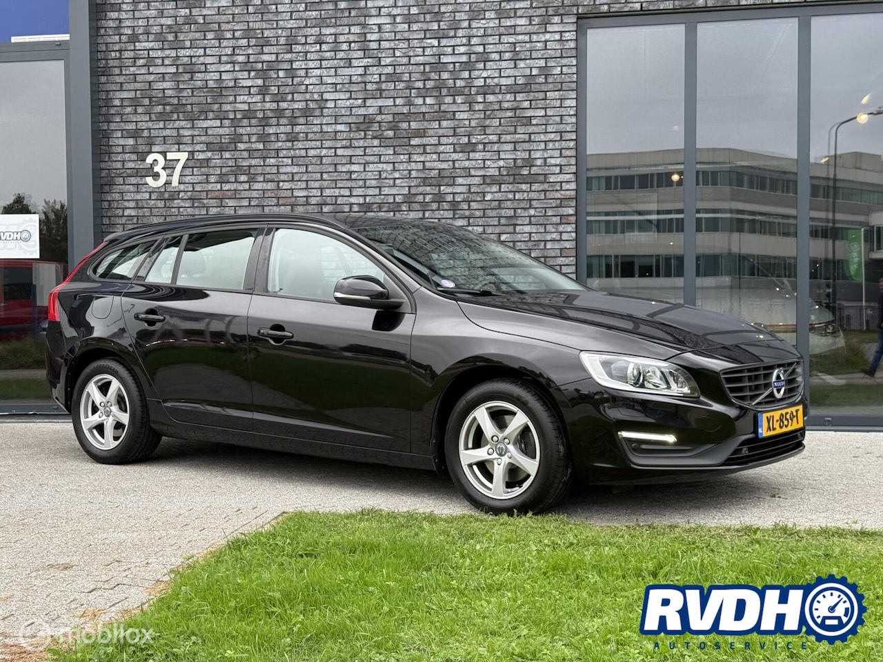 Volvo V60 - 1.5 T3 Polar+ |Standkachel|PDC|Navi|Trekh|Stoelver - AutoWereld.nl