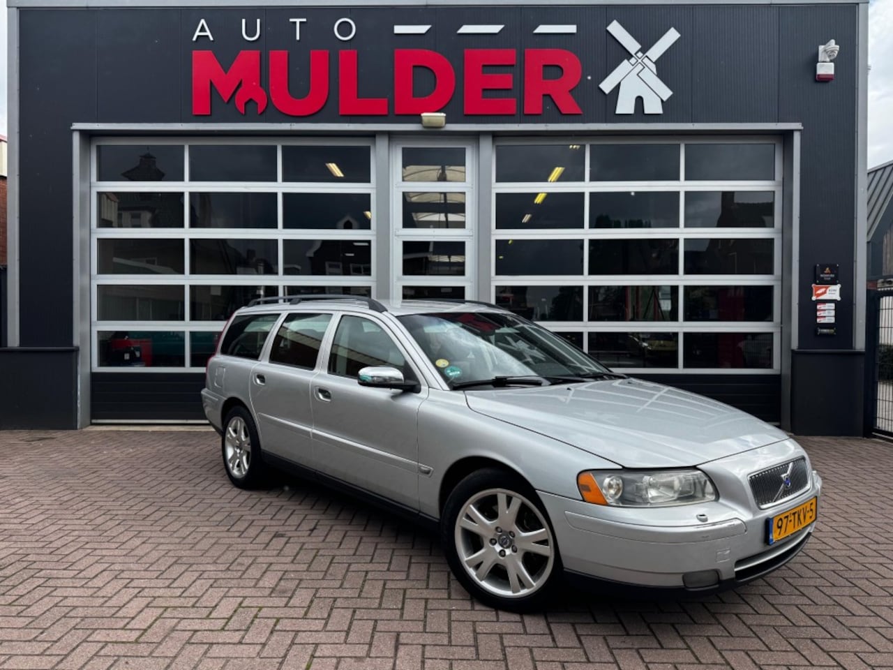 Volvo V70 - 2.4 140PK / TREKHAAK / AIRCO / CRUISE / STOELVERW. / APK NIEUW! / RIJKLAAR! - AutoWereld.nl