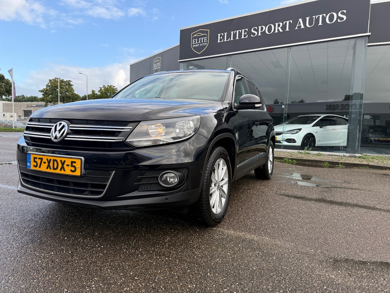 Volkswagen Tiguan - 1.4 TSI Sport&Style I Pano I Verwarmde voorstoelen - AutoWereld.nl