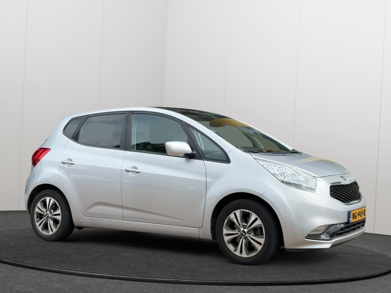Kia Venga - 1.6 CVVT ExecutiveL. - AutoWereld.nl