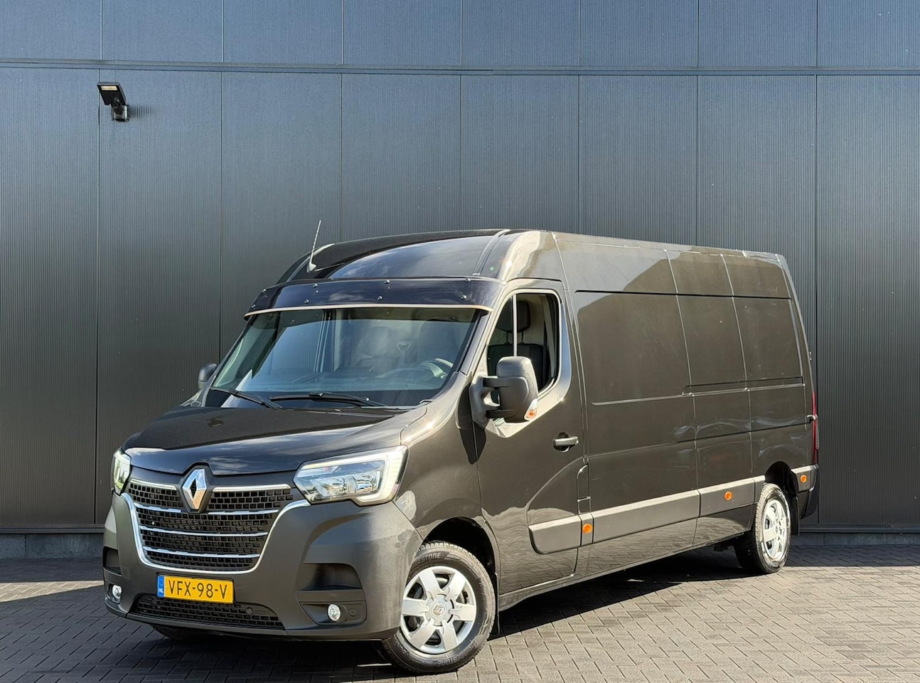Renault Master - 180PK L3H2 ZWART | Navi | Camera | Zonneklep | Betimmering | Trekhaak - AutoWereld.nl