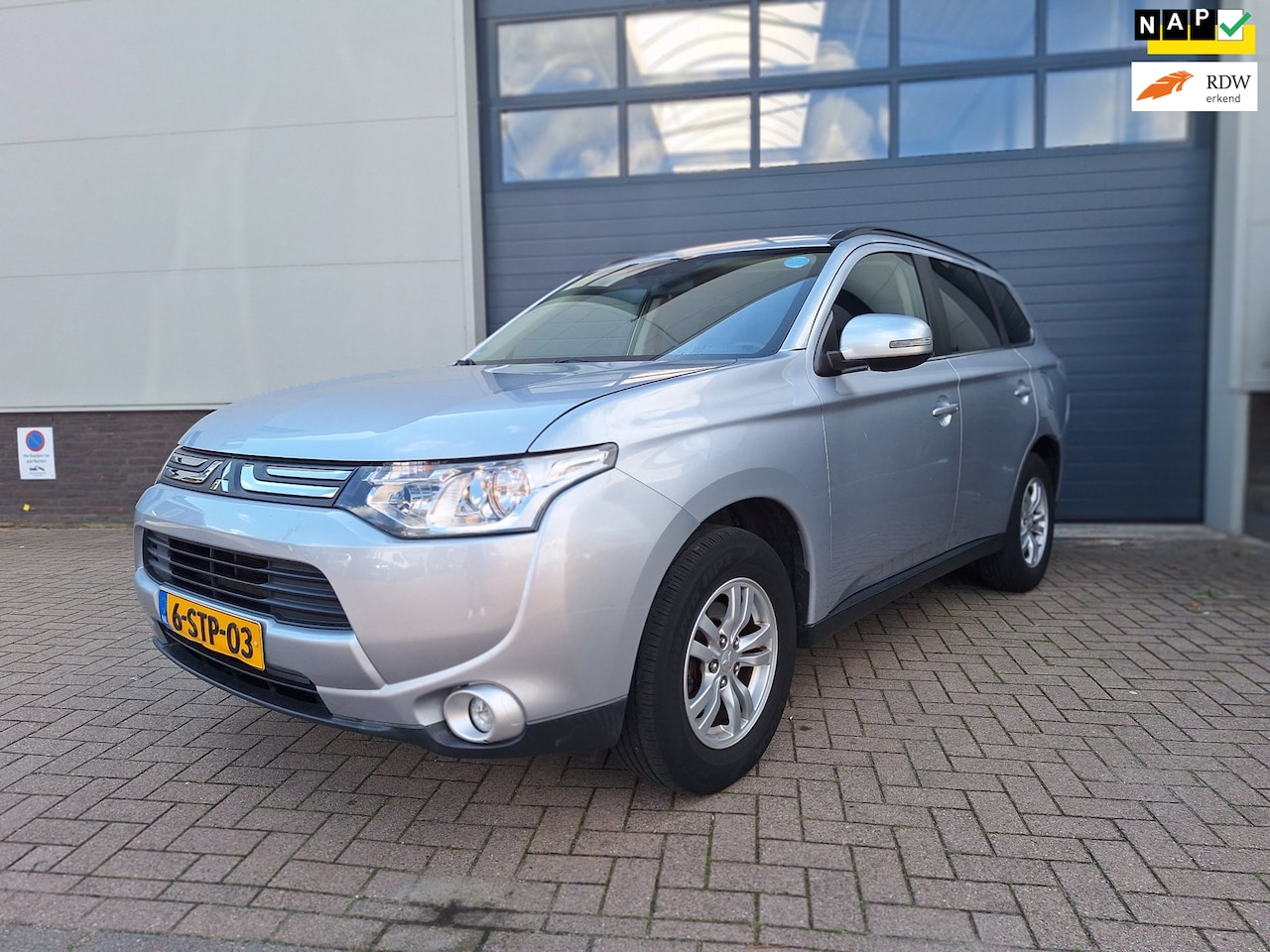 Mitsubishi Outlander - | 2.0 Intense | Navigatie | Bluetooth | Airco | Automaat | 2e eigenaar | - AutoWereld.nl