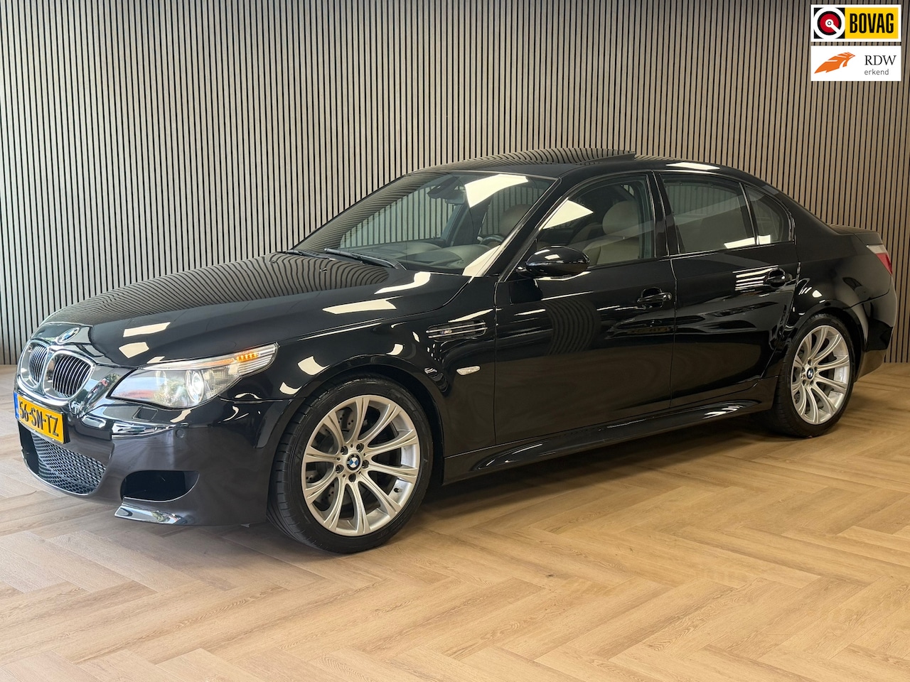 BMW M5 - 5-serie SMG AUT. *NL-AUTO*NAP* SCHUIFDAK HEAD-UP DISPLAY LEDER NAVIGATIE STOELVERWARMING P - AutoWereld.nl