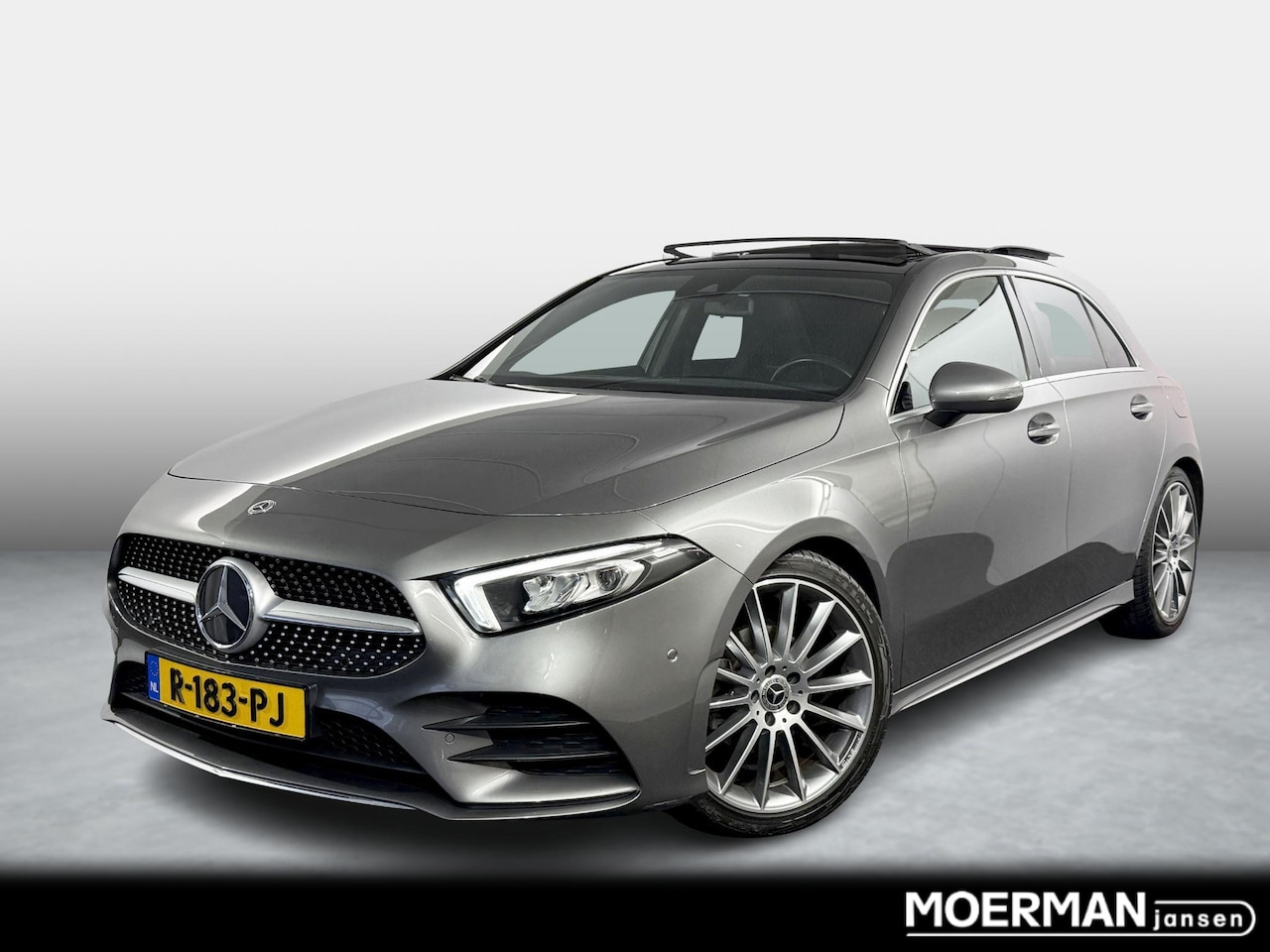 Mercedes-Benz A-klasse - 180 Premium Plus / Pano / AMG / Camera / 19inch / Navigatie / 64.000km - AutoWereld.nl