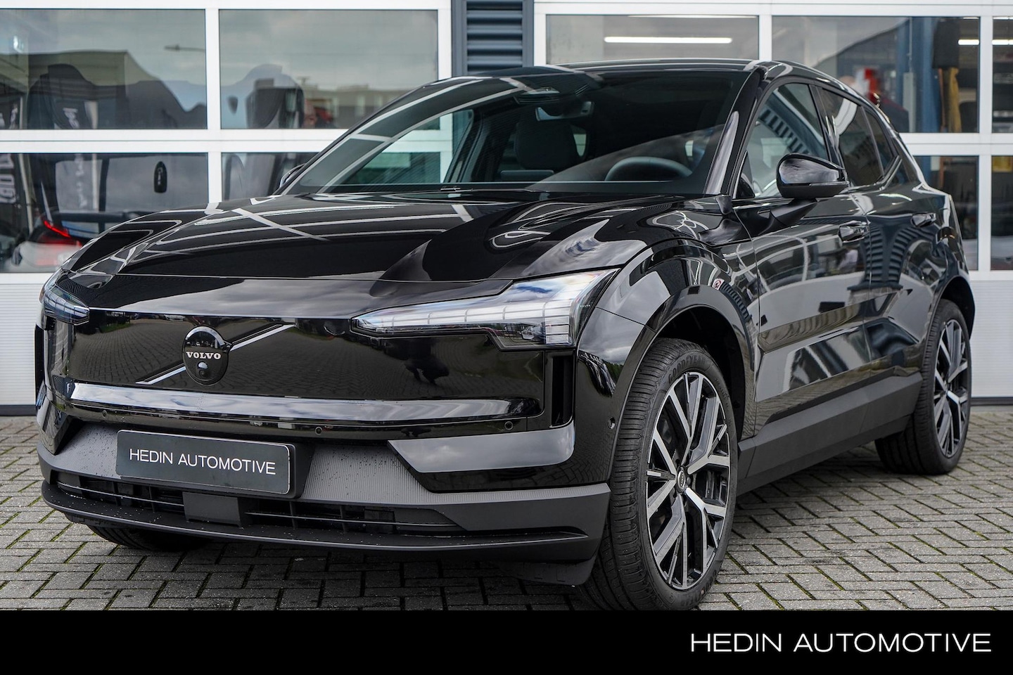 Volvo EX30 - P5 Long Range Ultra Black Edition Europa 69 kWh P5 Long Range Ultra Black Edition Europa 69 kWh - AutoWereld.nl
