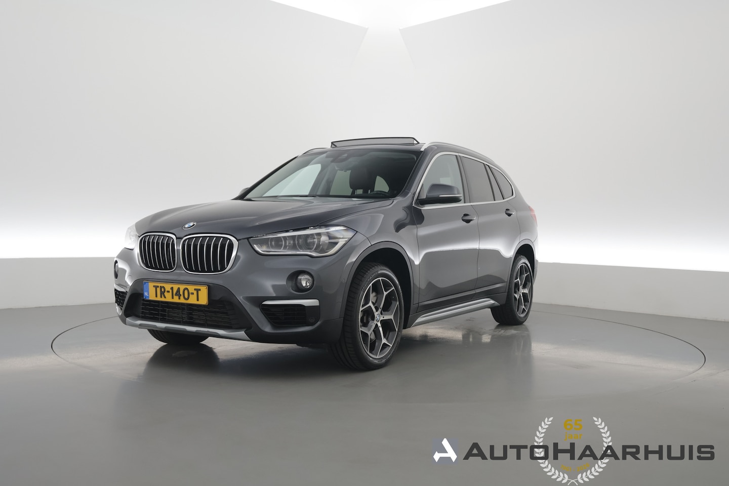 BMW X1 - sDrive20i Orange Edition II | Rijklaar! | Navi | Cruise | Pano | Trekhaak | Stoelverw. | H - AutoWereld.nl