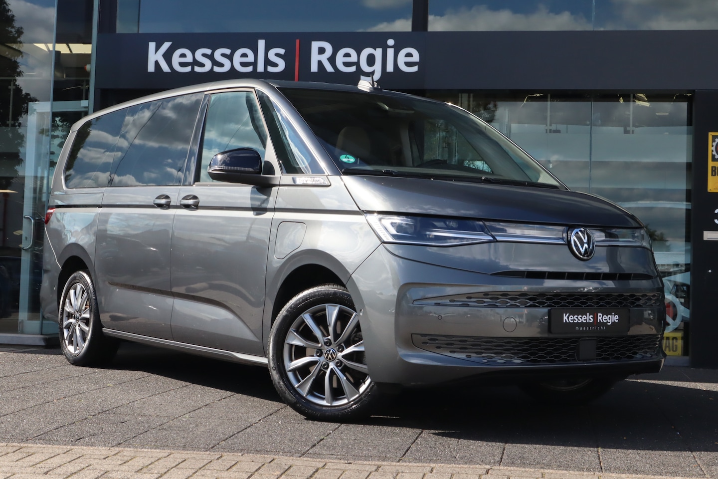 Volkswagen Multivan - 1.4 eHybrid L2H1 Energetic | Pano | 7 Seats | Camera | Led | Virtual | sfeerverlichting - AutoWereld.nl