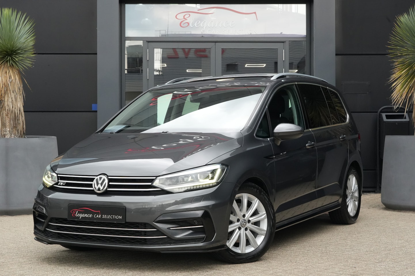 Volkswagen Touran - 1.8 TSI Highline Business R 7p | DSG | 180pk | Pano | Camera | - AutoWereld.nl