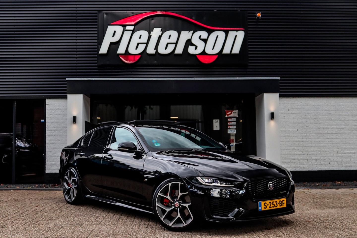 Jaguar XE - 2.0 P250 R-Dynamic HSE PANO LEDER CAMERA VIRTUAL - AutoWereld.nl