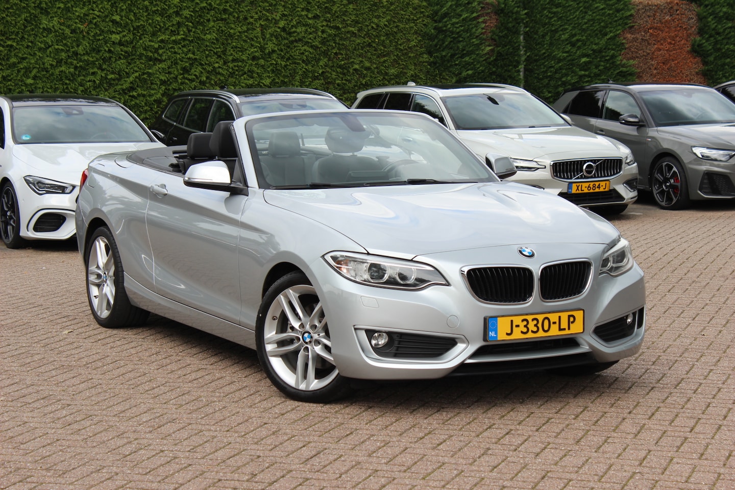 BMW 2-serie Cabrio - 220i Luxury / Trekhaak / Half Leder / Navigatie / Parkeerhulp achter / 17'' / Stoelverwarm - AutoWereld.nl