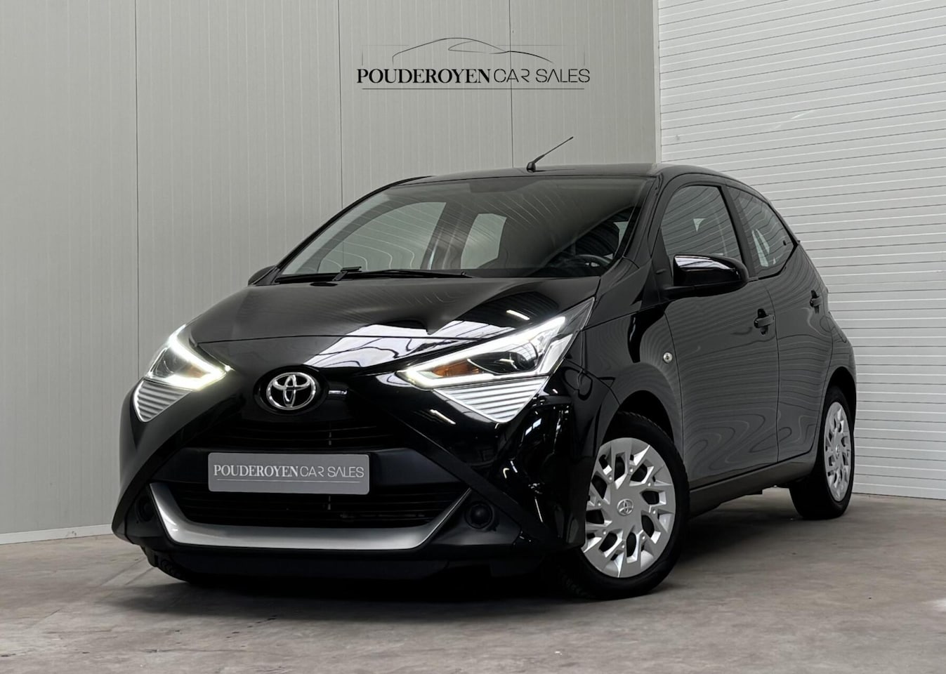 Toyota Aygo - 1.0 VVT-i x-play / Airco / Navigatie / Camera / NL Auto / All Season banden - AutoWereld.nl