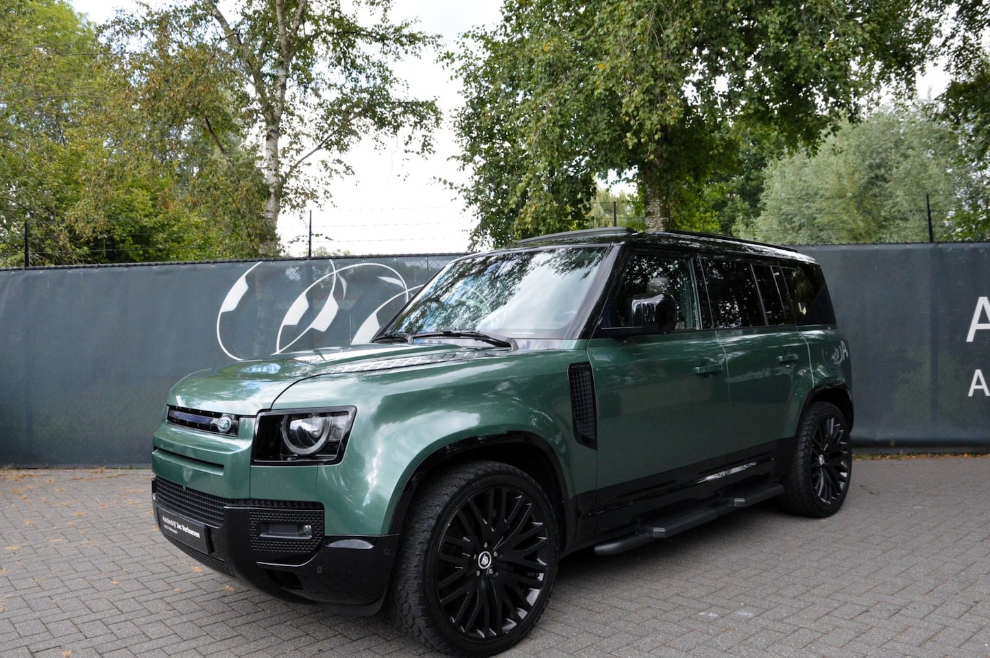 Land Rover Defender 110 - P400e |110 |Special Edition|Black Pack|Panoramadak|Custom Leder|Luchtvering| - AutoWereld.nl