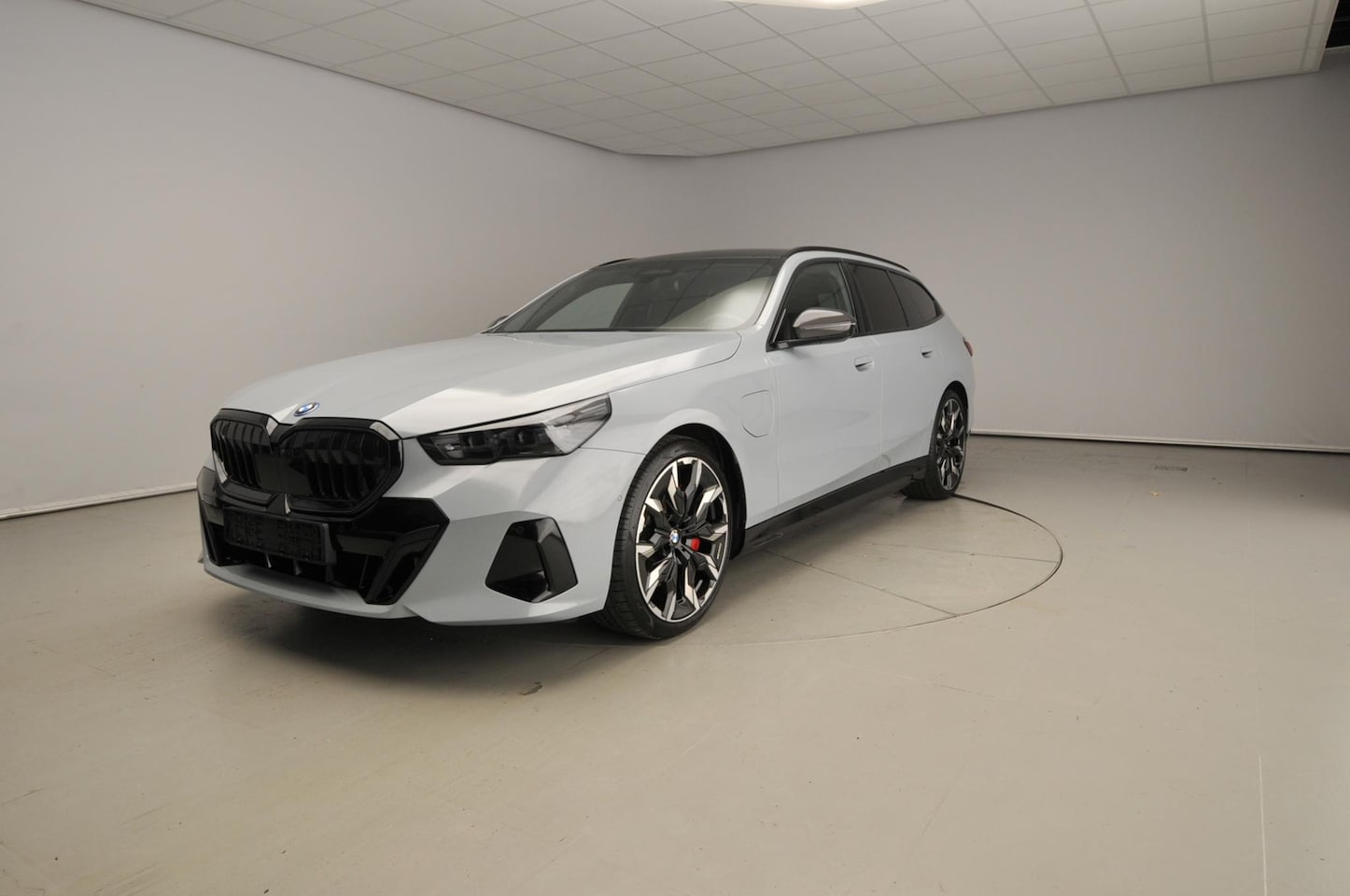 BMW 5-serie Touring - 550e xDrive | M-Sportpakket | LED | HUD | Active cruise | Elektr. zetels | Keyles go | DAB - AutoWereld.nl