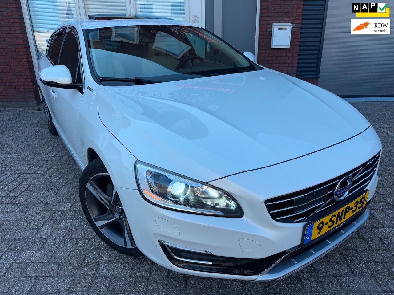 Volvo V60 - 2.4 D6 AWD Plug-In Hybrid Summum / Pano / Leder / Memory / Navi / PDC - AutoWereld.nl