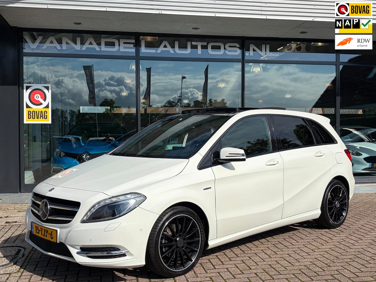 Mercedes-Benz B-klasse - 180 Ambition AMG Panorama Leer El.Stoelen Navi App-Connect NL-Auto NAP Dealeronderhouden! - AutoWereld.nl