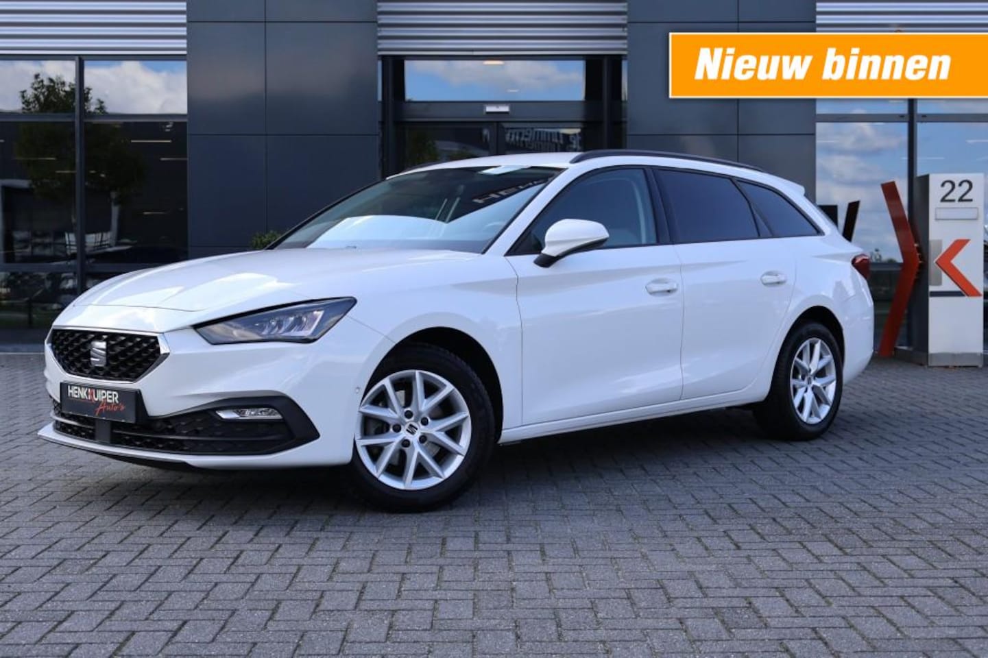 SEAT Leon - 1.0 TSI STYLE / Navi / Virtual dashboard/ Park-assist / Camera / App-Connect / ACC - AutoWereld.nl