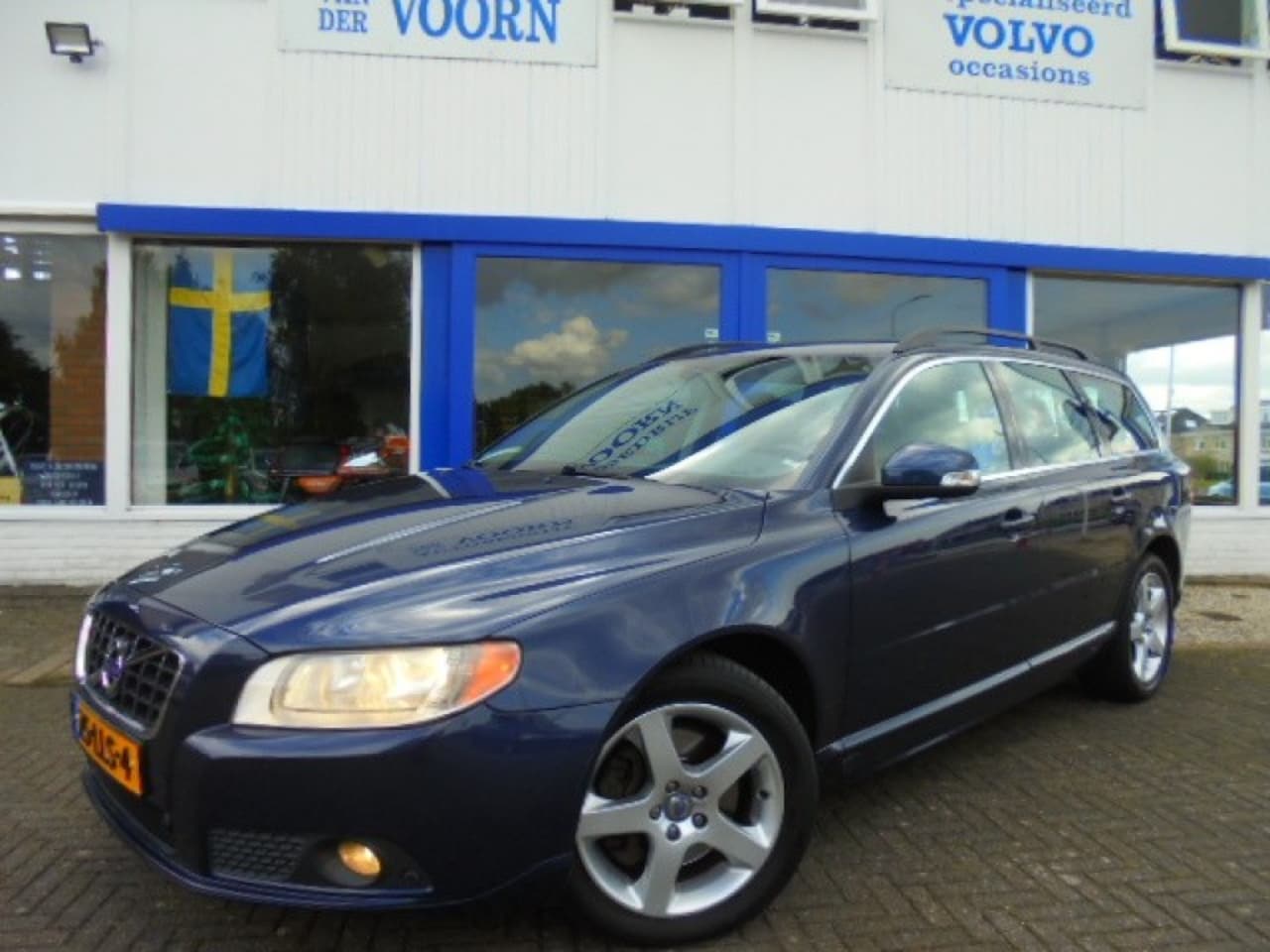 Volvo V70 - 2.5T Momentum 2.5T MOMENTUM,AUT,LEDER,TREHK,ORG NL!! NW STAAT! - AutoWereld.nl