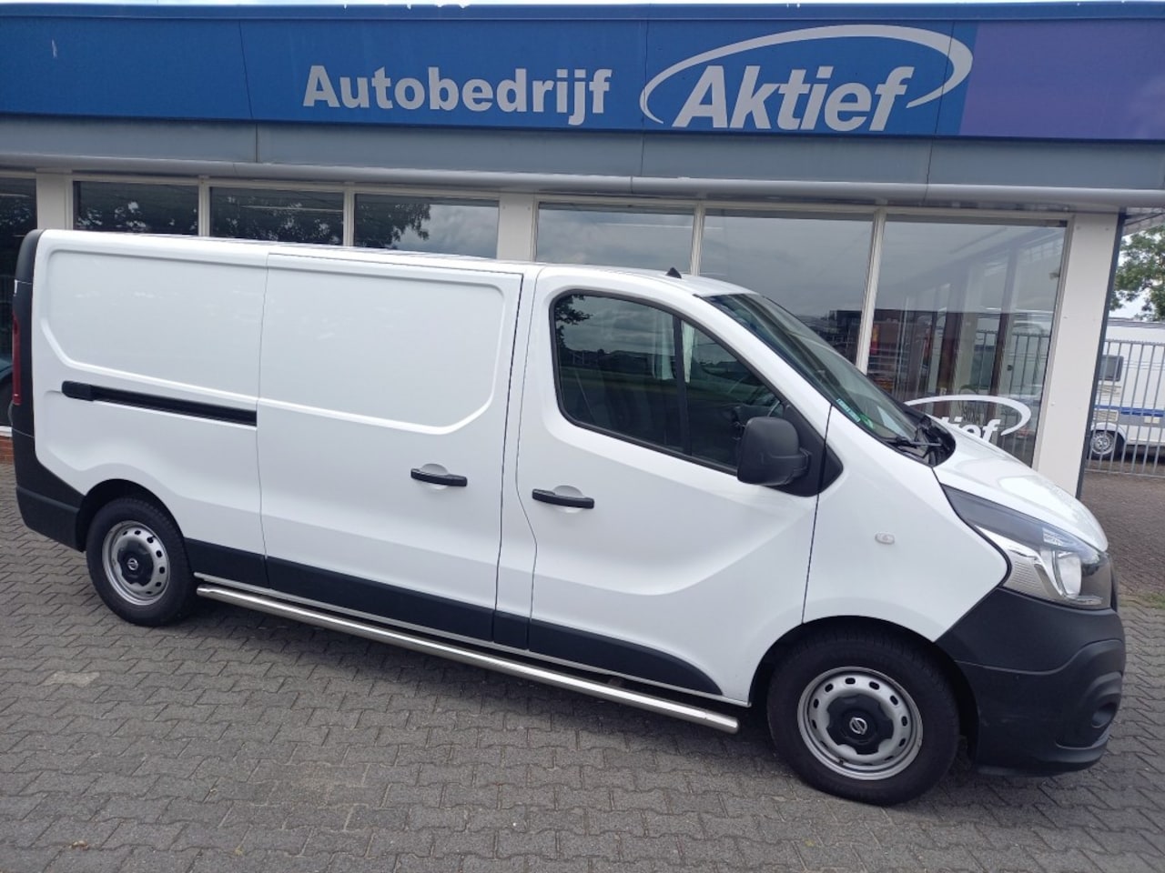 Nissan nv300 - 2.0 DCI L2H1 Automaat 3-zits - AutoWereld.nl